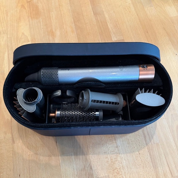 Dyson Airwrap with all attachments nickel/copper - Picture 2 of 4